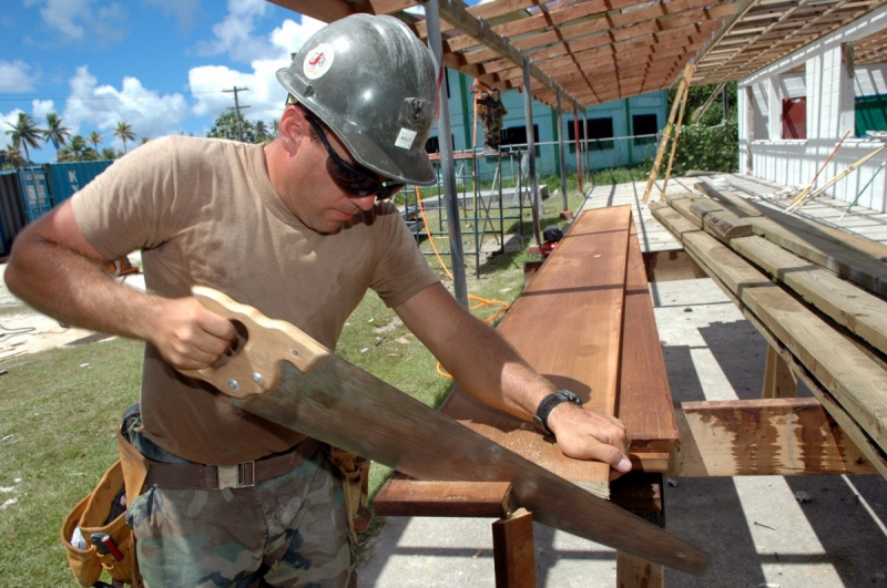 menuisier-COGOLIN-min_worker_construction_building_carpenter_male_job_build_helmet-893290